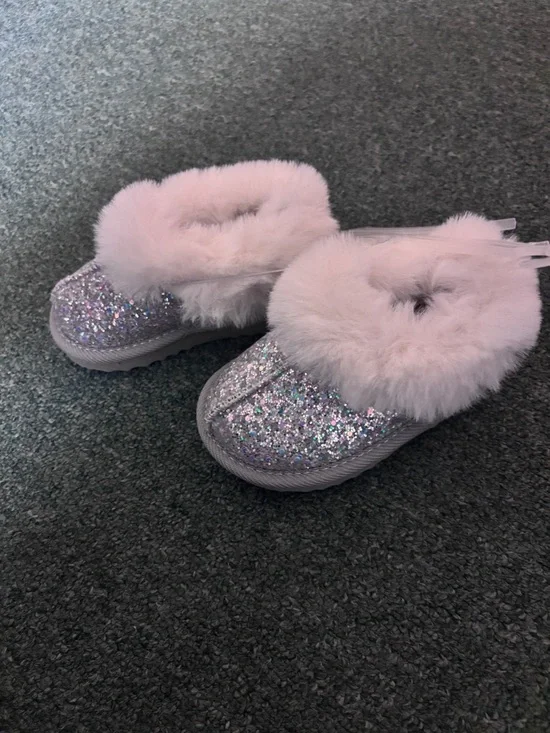 Cat & Jack Glittery Piper Faux Fur Slippers - Picture 3 of 4